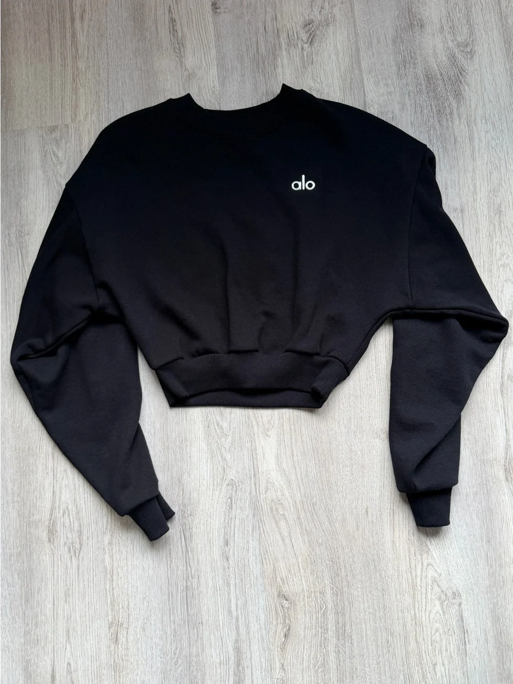 ALO Yoga - Cropped Accolade Crewneck Sweatshirt in Black - size